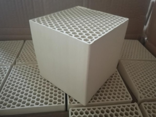 蜂窩蓄熱體.jpg 蜂窩蓄熱體.jpg